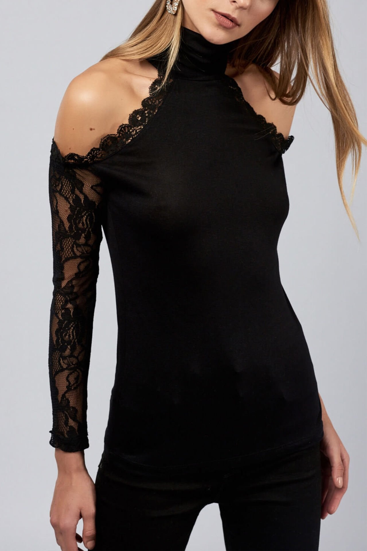 BLACK BLOUSE