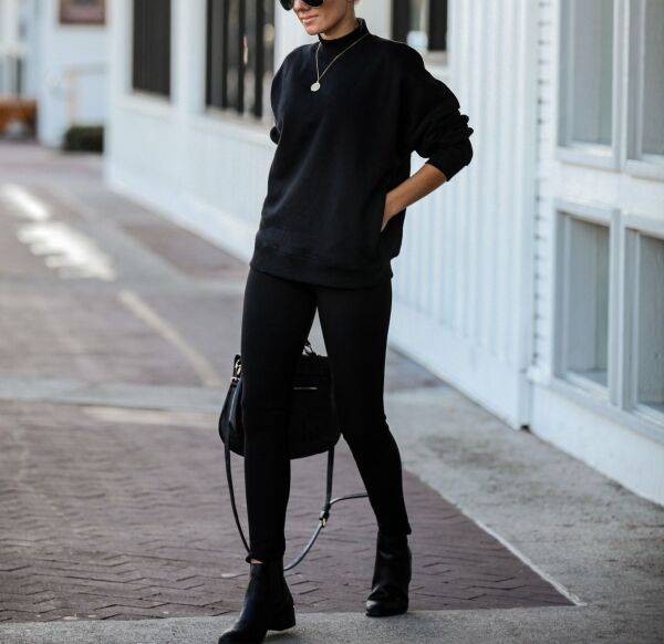 BLACK SWEATSHIRT