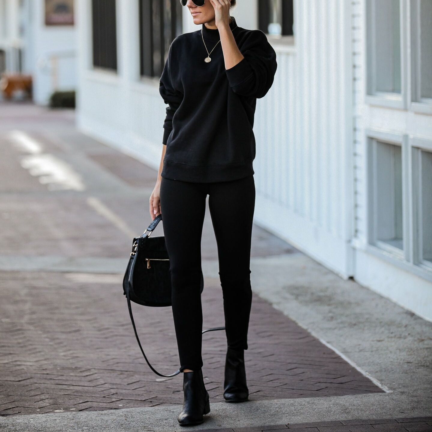 BLACK SWEATSHIRT