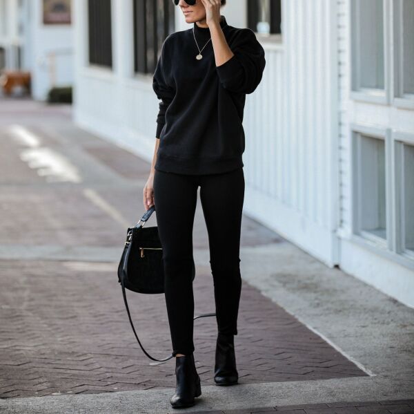 BLACK SWEATSHIRT