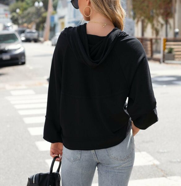 BLACK SWEATSHIRT